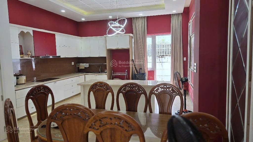 Bán gấp nhà mới đẹp 126m2, đầy đủ nội thất, 4pn 5wc, sân vườn 60m2, sổ hồng đầy đủ, an ninh