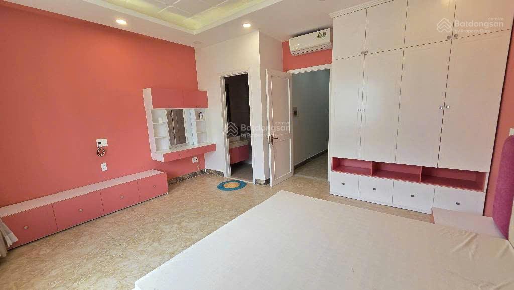 Bán gấp nhà mới đẹp 126m2, đầy đủ nội thất, 4pn 5wc, sân vườn 60m2, sổ hồng đầy đủ, an ninh
