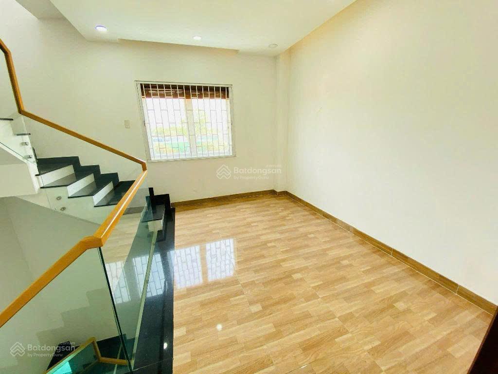 Giá tốt nhà mega village 75m2, đầy đủ nội thất, 1t 2l, 3pn 3wc, sân oto, sổ hồng, an ninh