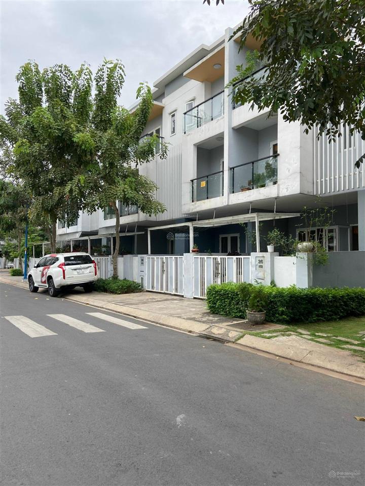 Giá tốt nhà mega village 75m2, đầy đủ nội thất, 1t 2l, 3pn 3wc, sân oto, sổ hồng, an ninh