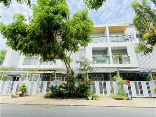 Giá tốt nhà mega village 75m2, đầy đủ nội thất, 1t 2l, 3pn 3wc, sân oto, sổ hồng, an ninh