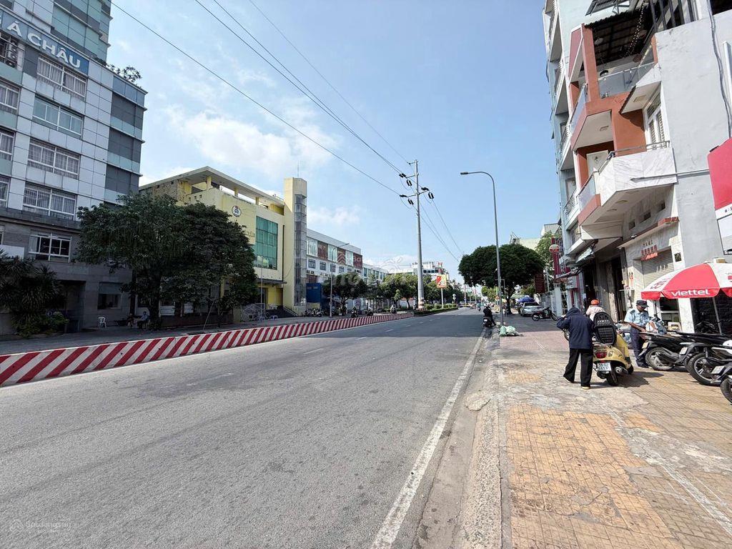 Cần bán 338 Lạc Long Quân gần vòng xoay Đầm Sen. DT: 7 x 8m, 4 tầng.