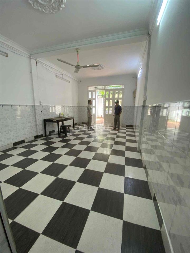 Cho thuê nhà nguyên căn đường số 3 Lữ Gia. DT: 4 x 20m, 2 tầng hẻm 8m.