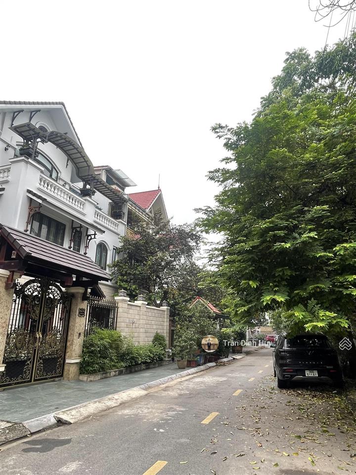 Biệt thự ven hồ thành phố giao lưu. 220m2  105 tỷ