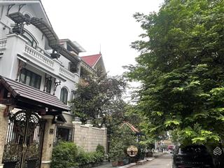 Biệt thự ven hồ thành phố giao lưu. 220m2  105 tỷ