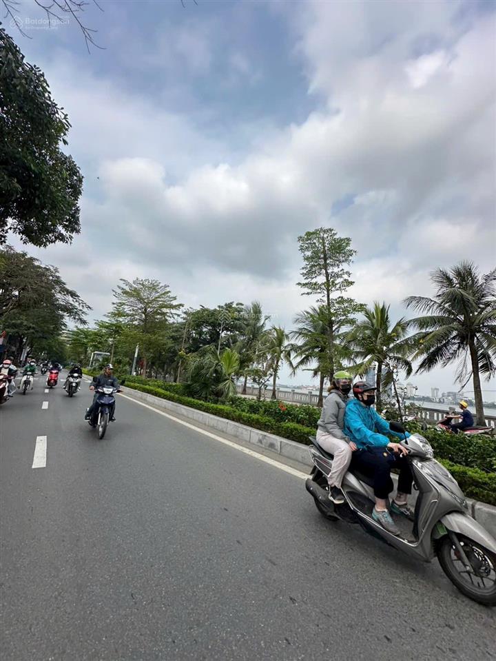 Nhật chiêu duy nhất 1 nhà bán 3 bước ra hồ tây ô tô 5m  diện tích 60m2 5 tầng sát phố ở luôn