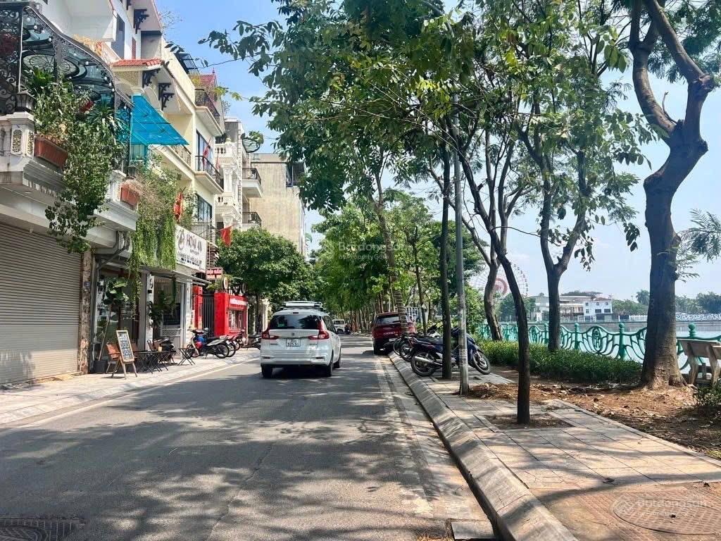 Bán nhà lạc long quân nhật chiêu tây hồ cách hồ 20m2 nhà 5 tầng 3 ngủ ở luôn oto sát nhà view hồ