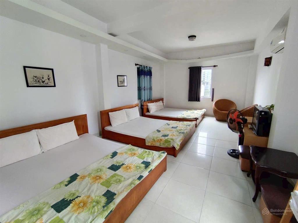 Bán khách sạn 7 tầng ngay biển trần phú có bãi tắm kinh doanh ổn định.  0908 208 ***