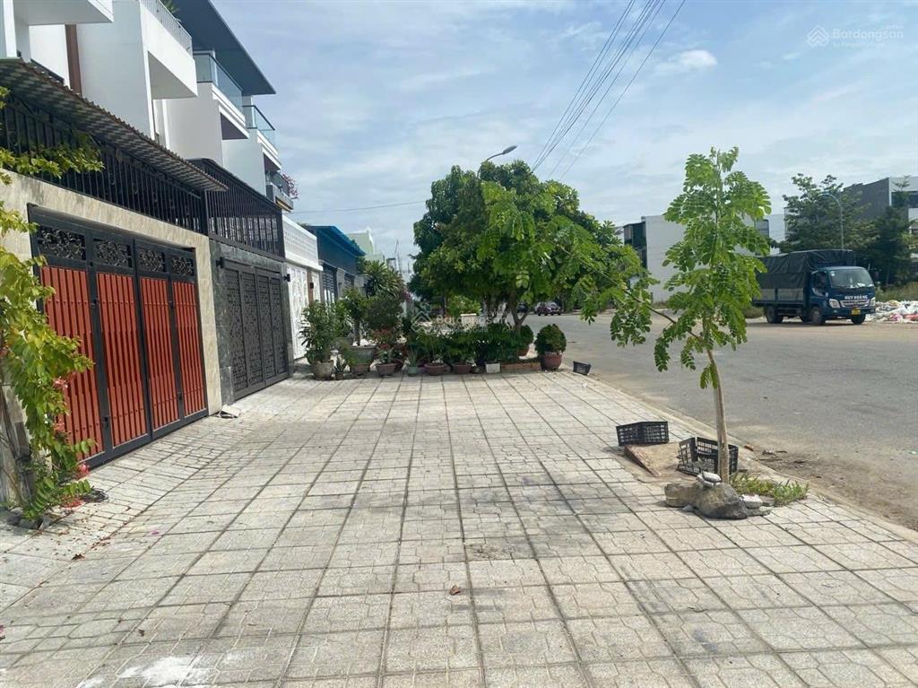 Bán nhà 3 tầng mặt tiền đường 27m tại gói 2 kđt mỹ gia gần trường học, uỷ ban.  0908 208 ***