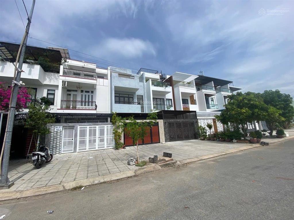 Bán nhà 3 tầng mặt tiền đường 27m tại gói 2 kđt mỹ gia gần trường học, uỷ ban.  0908 208 ***