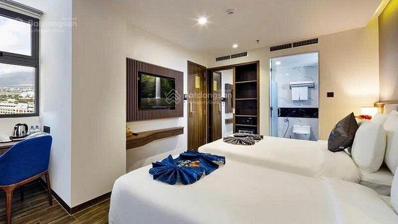 Bán khách sạn mặt tiền đường biệt thự, phường nha trang, ngay biển có bãi tắm.  0908 208 ***