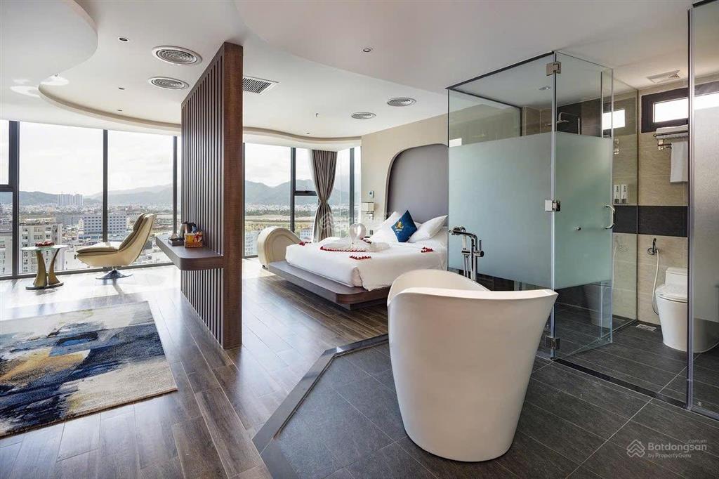 Bán khách sạn mặt tiền đường biệt thự, phường nha trang, ngay biển có bãi tắm.  0908 208 ***