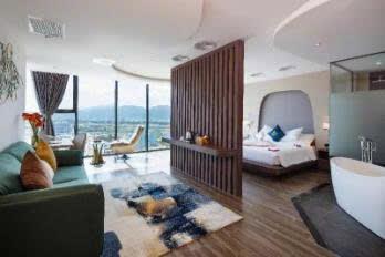 Bán khách sạn mặt tiền đường biệt thự, phường nha trang, ngay biển có bãi tắm.  0908 208 ***