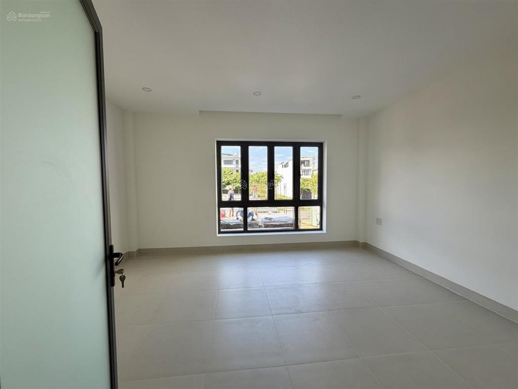 Cho thuê nhà 3 tầng có thang máy đường a2 vcn phước long 2  0908 208 ***