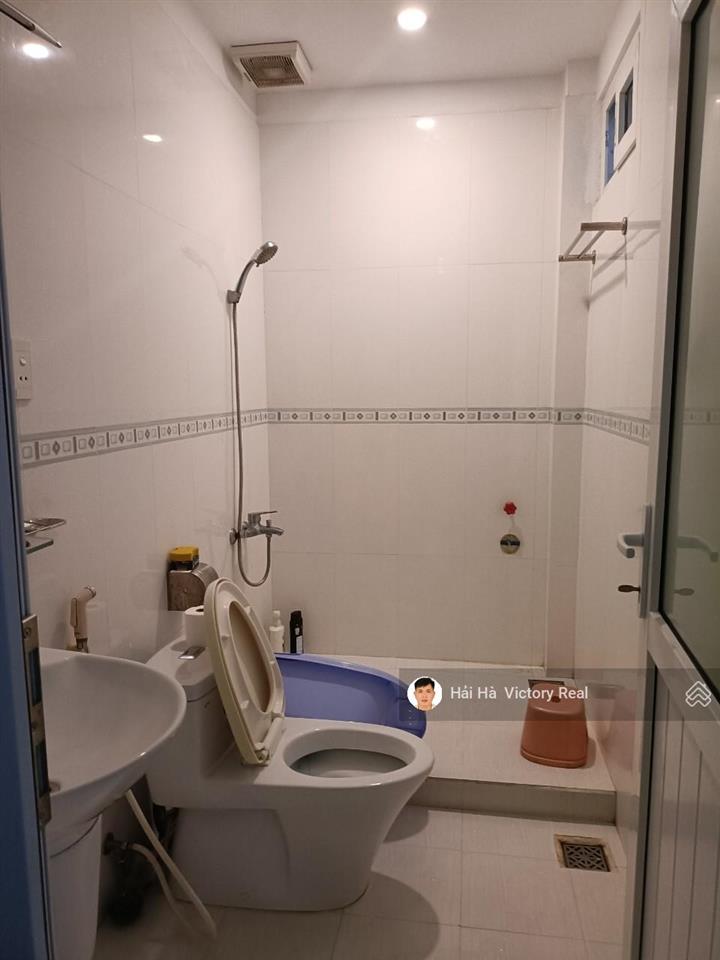 Bán nhà đối diện chợ tân bình  đường lạc long quân, lê minh xuân  dt 4.5x26m, kc cũ tiện xây mới