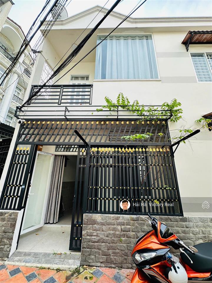 Bán nhà hẻm 686 cmt8. p5  tân bình (p tân sơn nhất)  dt 8m x 7m, nhà 2 tầng đẹp, xe hơi đỗ cửa