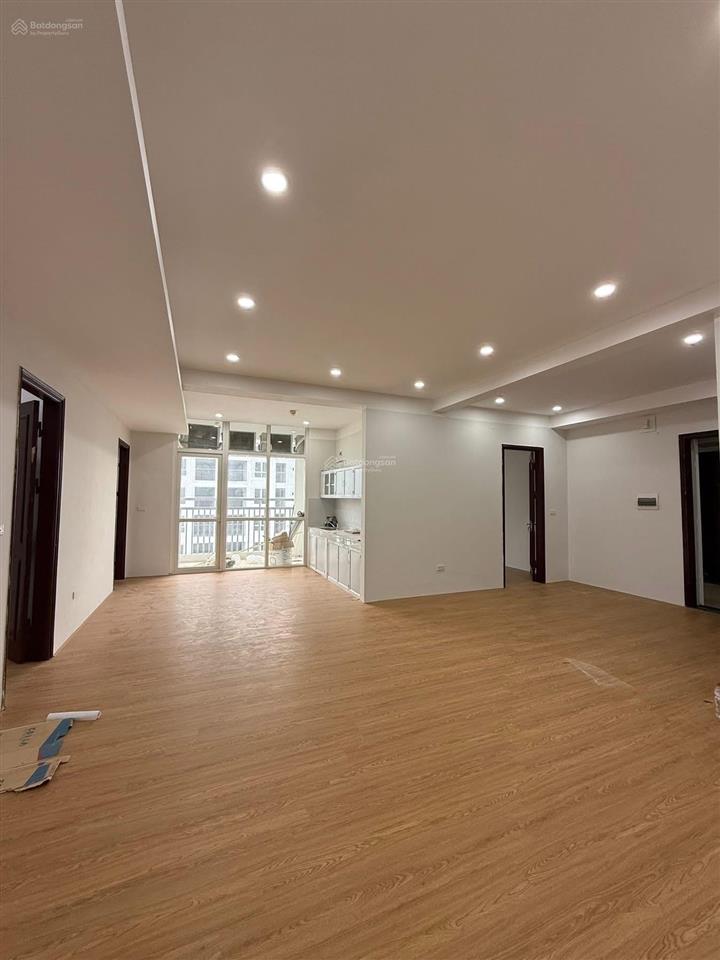Chung cư c18  căn hộ lô góc  lạc long quân. 3 phòng ngủ  101m2 . giá 11.3 tỷ
