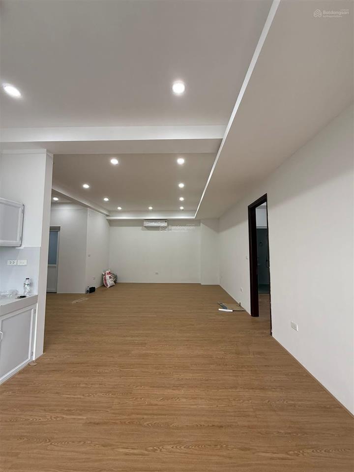 Chung cư c18  căn hộ lô góc  lạc long quân. 3 phòng ngủ  101m2 . giá 11.3 tỷ