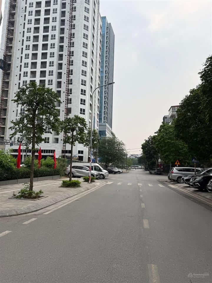 Chung cư c18  căn hộ lô góc  lạc long quân. 3 phòng ngủ  101m2 . giá 11.3 tỷ
