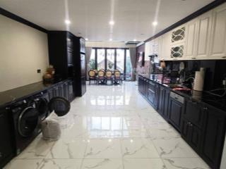 Lạc long quân  tây hồ. nhà đẹp  thang máy  gara  ngõ thông. dt 74m2  8 tầng.