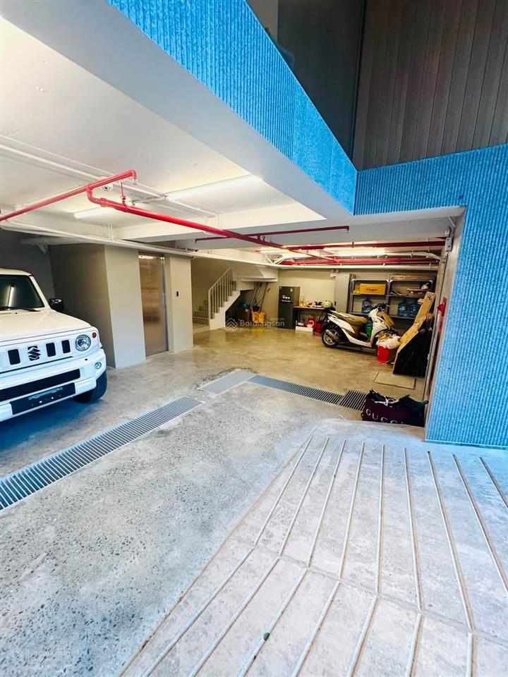Mặt phố quảng khánh  toà nhà 9 tầng . diện tích 100m2  mặt tiền 10m . đủ pccc tiêu chuẩn.