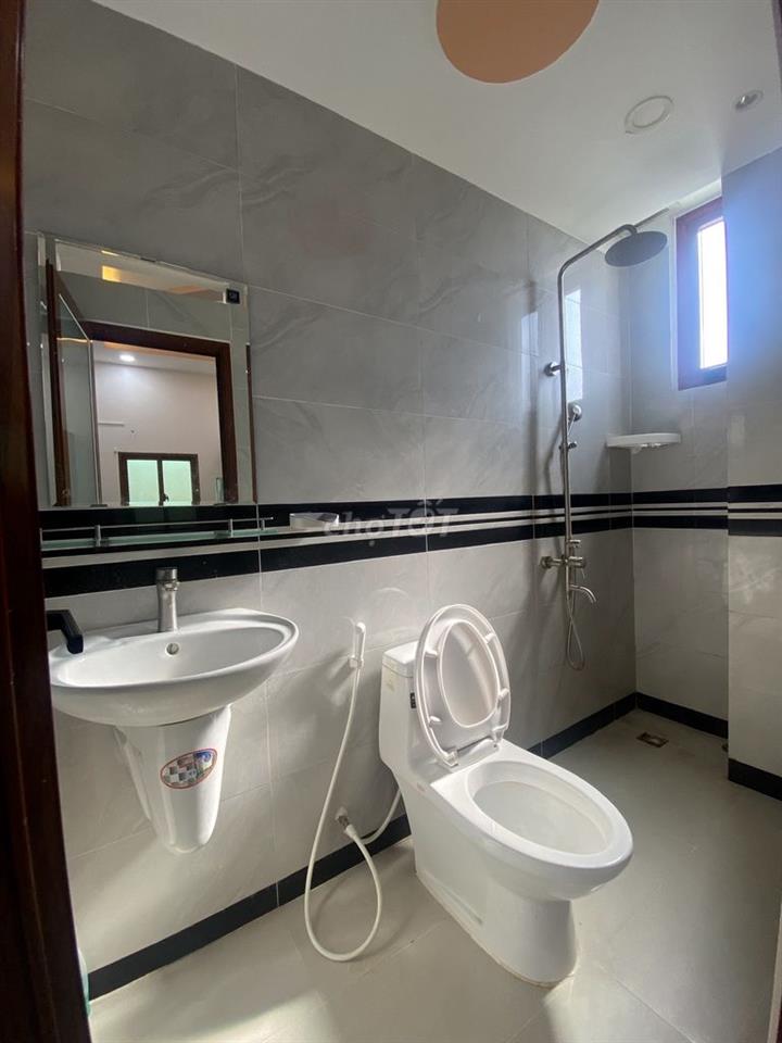 🏠 PHÒNG  5TR3 – CÓ THANG MÁY – SÁT UEF, GẦN QUẬN 1