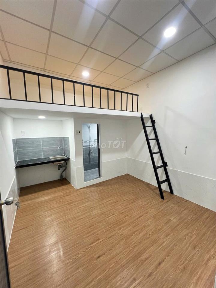 🔥 PHÒNG CÓ GÁC 4TR8 – SÁT UEF, GẦN QUẬN 1