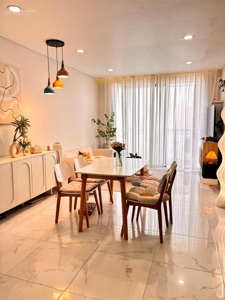 Bán nhanh angia skyline quận 7 2pn, 1wc tầng trung view sông full nội thất đẹp sổ hồng sẵn.