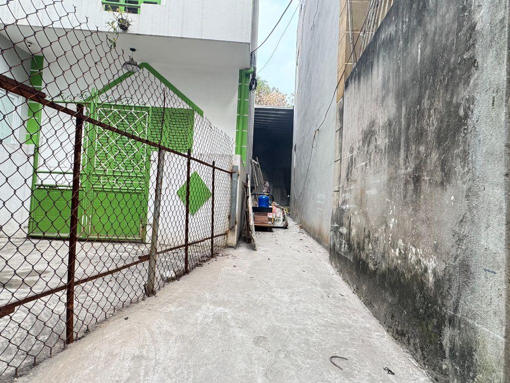 Chính chủ cần bán gấp mảnh đất thổ cư tặng căn nhà cấp 4 tại tổ 4 phường Phúc Lợi, Long Biên