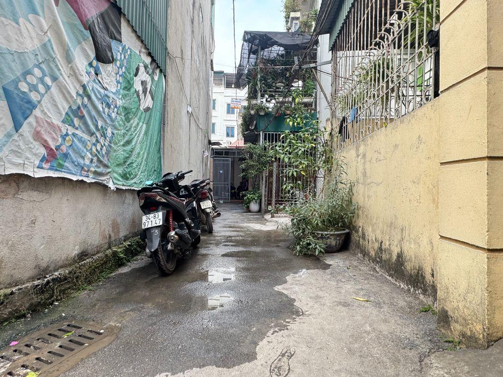 Chính chủ cần bán gấp mảnh đất thổ cư tặng căn nhà cấp 4 tại tổ 4 phường Phúc Lợi, Long Biên
