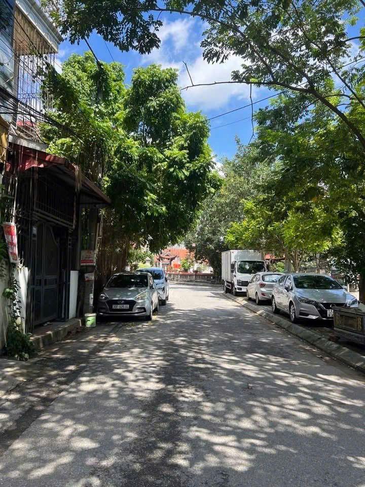 Chị gái cần tiền bán gấp mảnh đất thổ cư đường thông ô tô tránh tại trung tâm Thạch Bàn, Long Biên 
