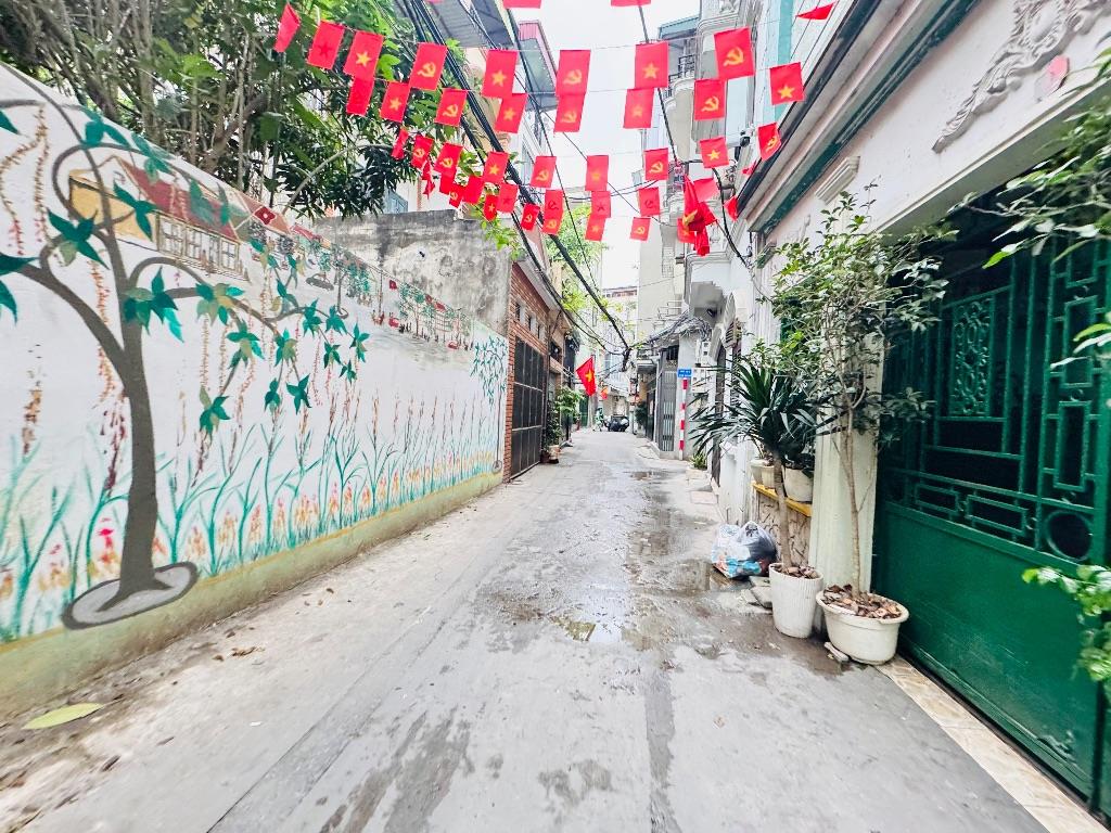 Cần bán gấp mảnh đất đẹp đường thông ô tô thích hợp xây toà nhà tại trung tâm phường Bồ Đề 