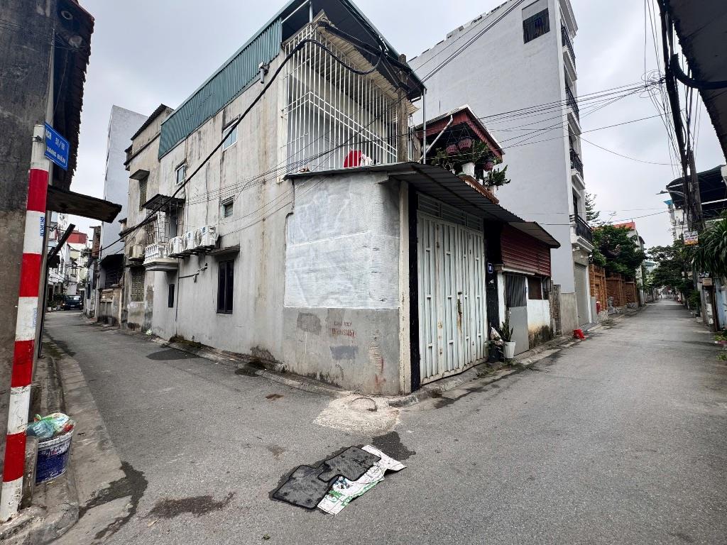 Bán gấp mảnh đất hai mặt thoáng tặng căn nhà 2 tầng đường thông ô tô tại Giang Biên, Long Biên