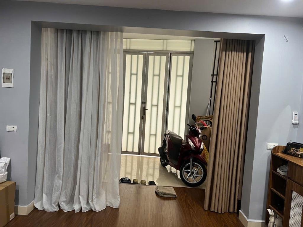 Bán gấp mảnh đất hai mặt thoáng tặng căn nhà 2 tầng đường thông ô tô tại Giang Biên, Long Biên