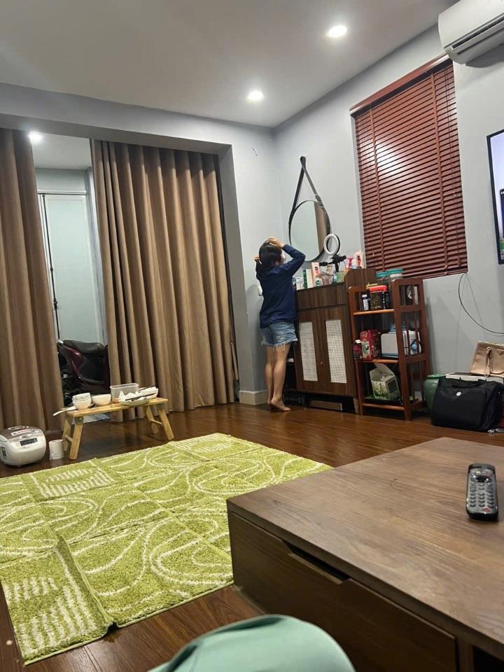 Bán gấp mảnh đất hai mặt thoáng tặng căn nhà 2 tầng đường thông ô tô tại Giang Biên, Long Biên