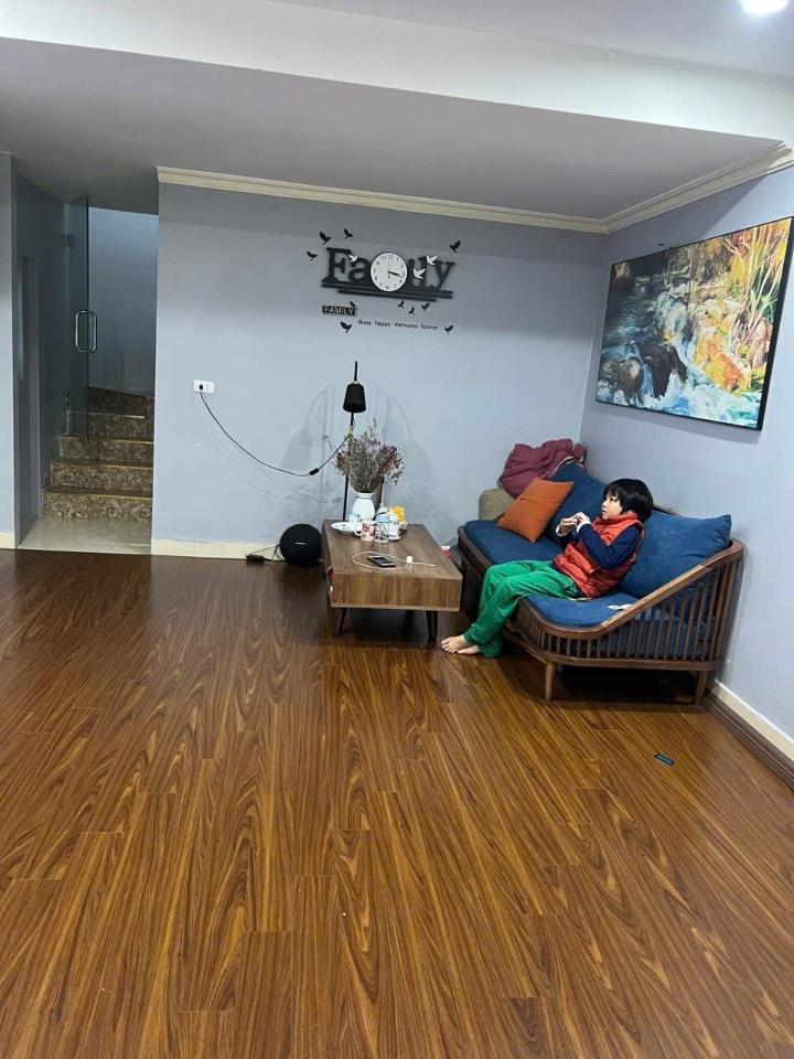 Bán gấp mảnh đất hai mặt thoáng tặng căn nhà 2 tầng đường thông ô tô tại Giang Biên, Long Biên
