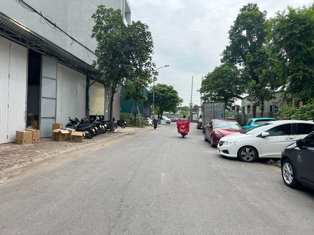 Chính chủ cần bán gấp mảnh đất tặng căn nhà 2 tầng đang cho thuê mặt phố Chính Trung, Trâu Qùy, Gia Lâm 
