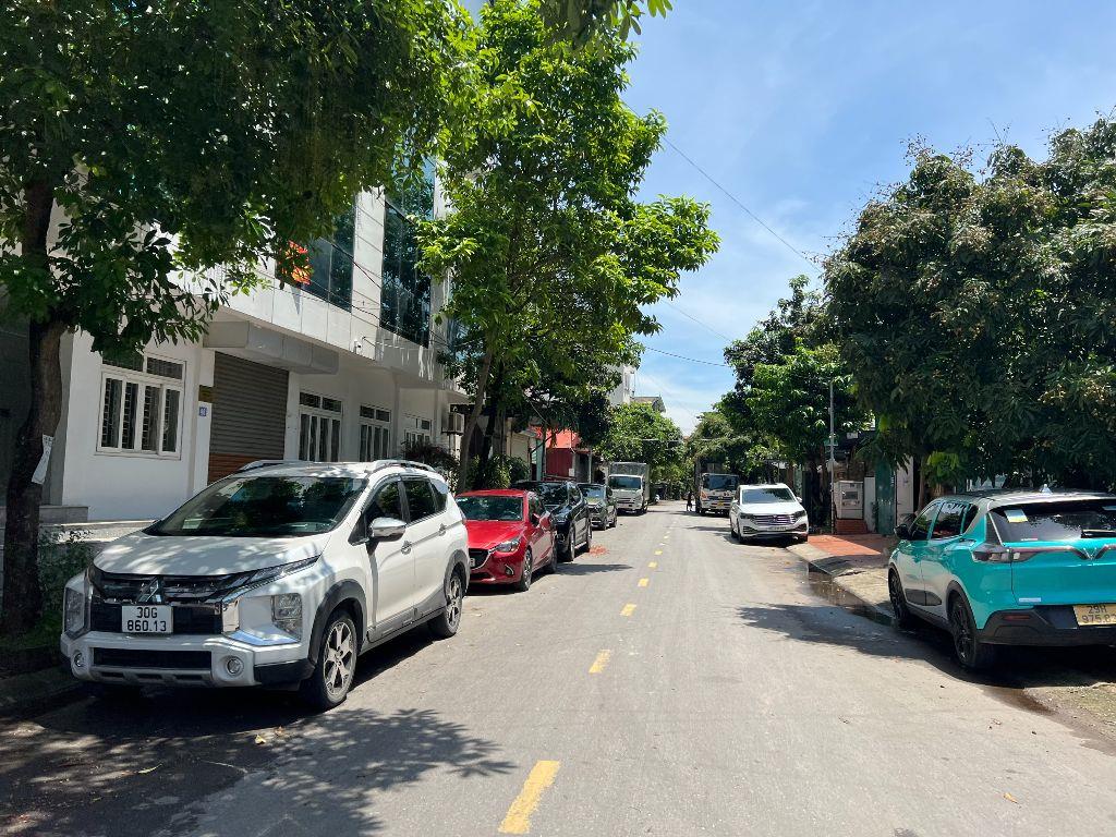 Chính chủ cần bán gấp mảnh đất tặng căn nhà 2 tầng đang cho thuê mặt phố Chính Trung, Trâu Qùy, Gia Lâm 