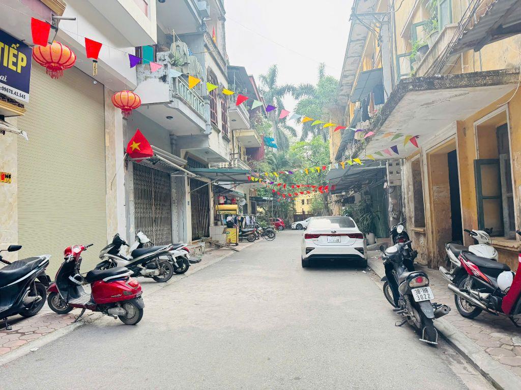 Cần bán gấp mảnh đất tặng căn nhà 3 tầng nằm trong khu phân lô trường HVNN Việt Nam 