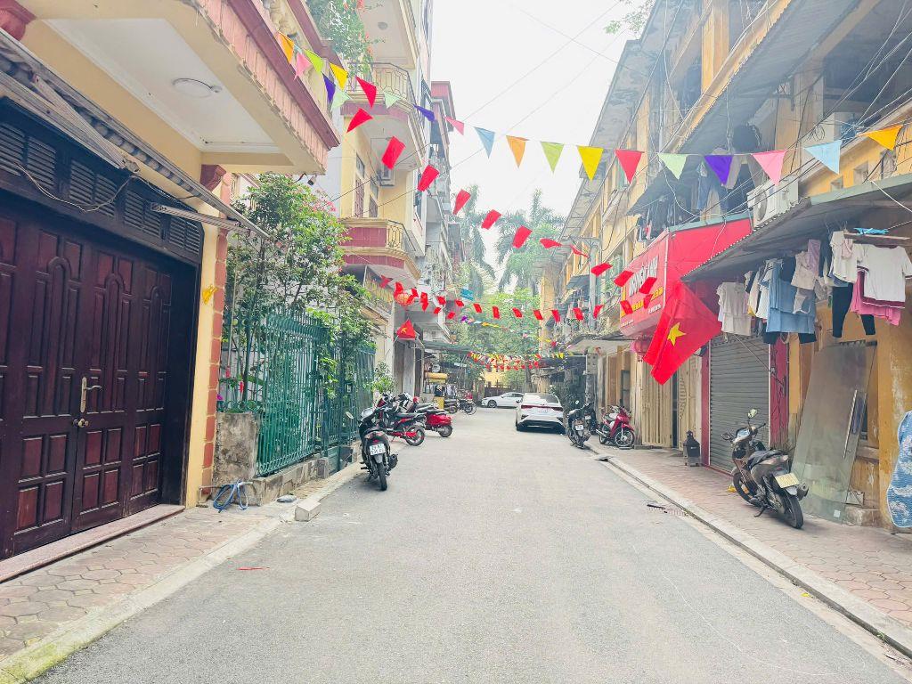 Cần bán gấp mảnh đất tặng căn nhà 3 tầng nằm trong khu phân lô trường HVNN Việt Nam 