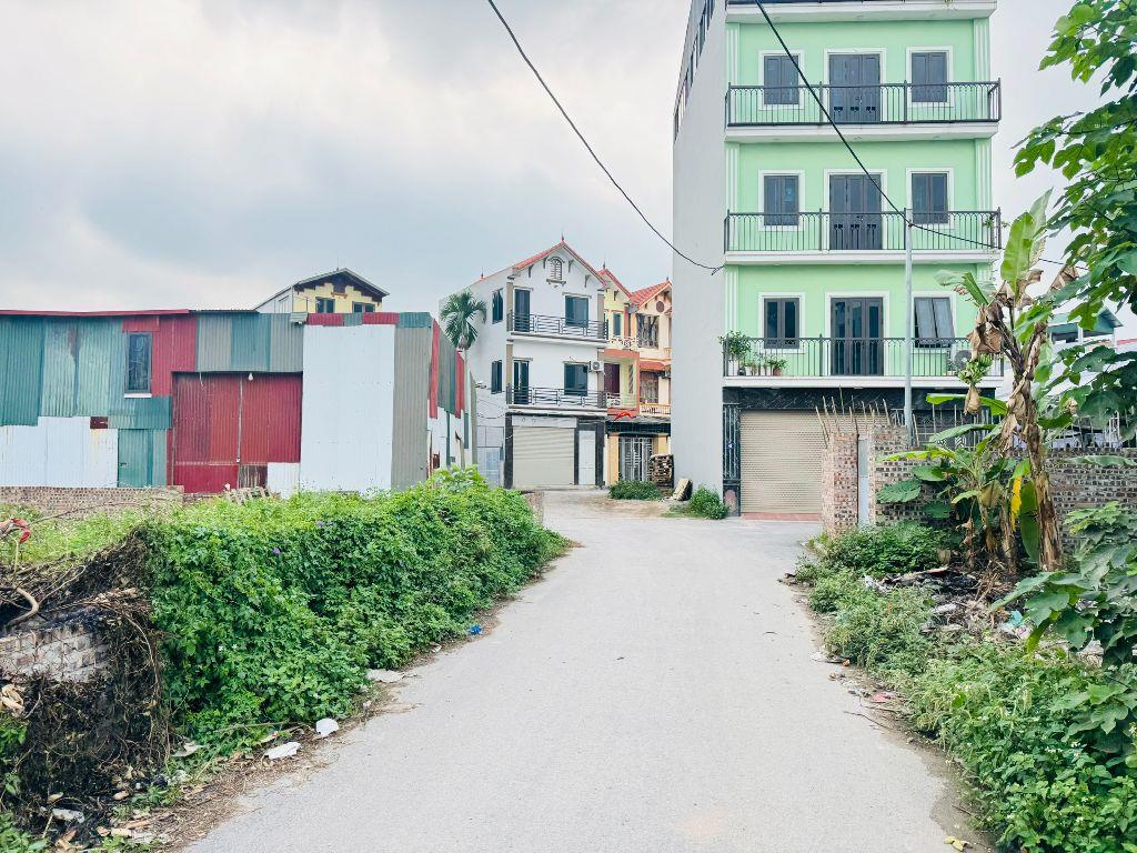 Cần tiền bán gấp lô đất hai mặt đường trước sau nằm tại trung tâm khu đấu giá Hoàng Long, Đặng Xá 