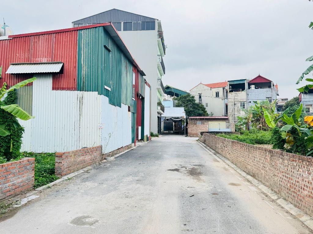 Cần tiền bán gấp lô đất hai mặt đường trước sau nằm tại trung tâm khu đấu giá Hoàng Long, Đặng Xá 