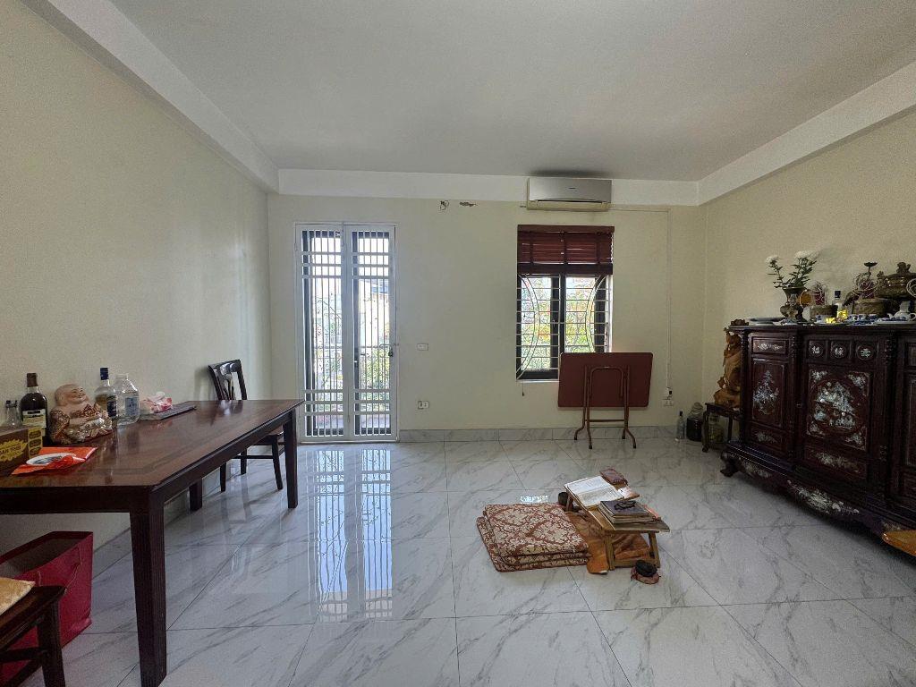 Chuyển về quê sinh sống gia đình cần bán gấp căn nhà 4.5 tầng trong khu TĐC Giang Biên, Việt Hưng