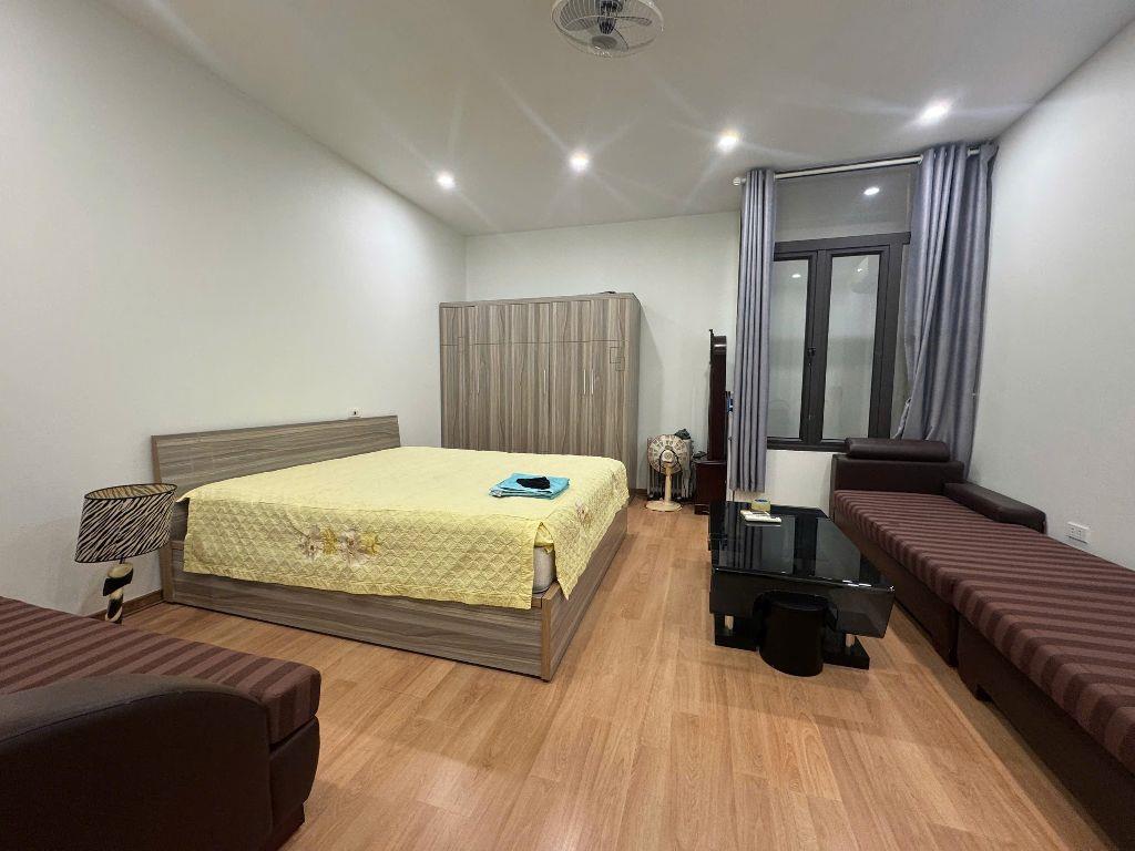 Chuyển về quê sinh sống gia đình cần bán gấp căn nhà 4.5 tầng trong khu TĐC Giang Biên, Việt Hưng