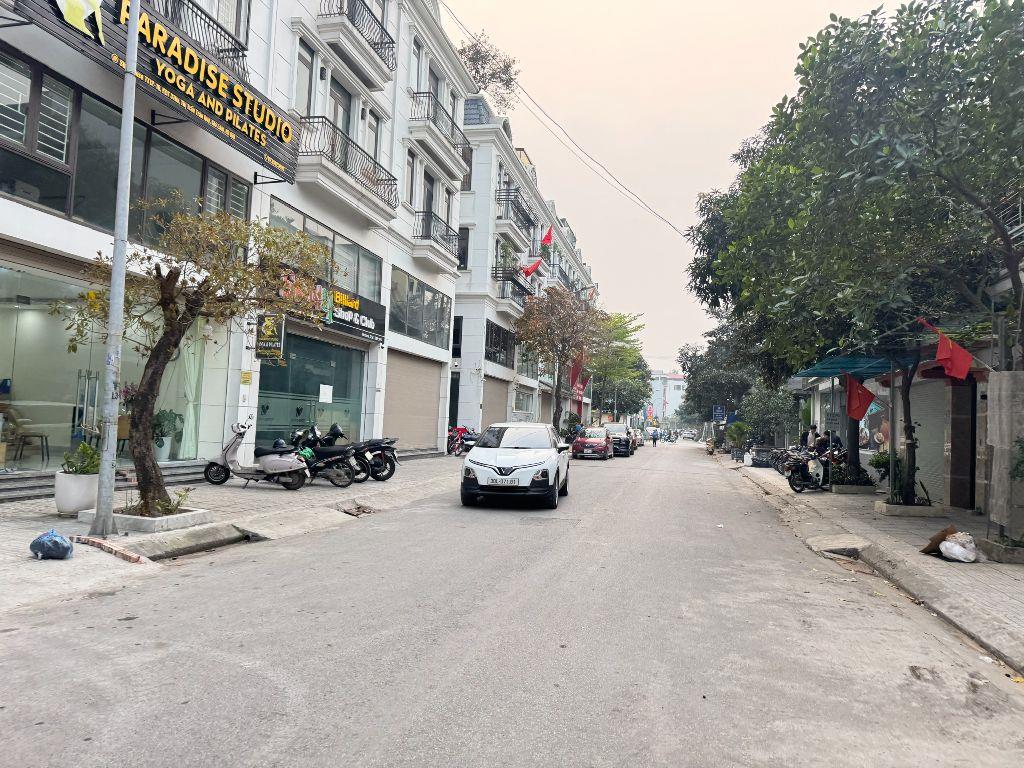 Cần bán gấp căn áp góc Shophouse Sông Hồng đường 13m tại trung tâm Trâu Qùy, Gia Lâm