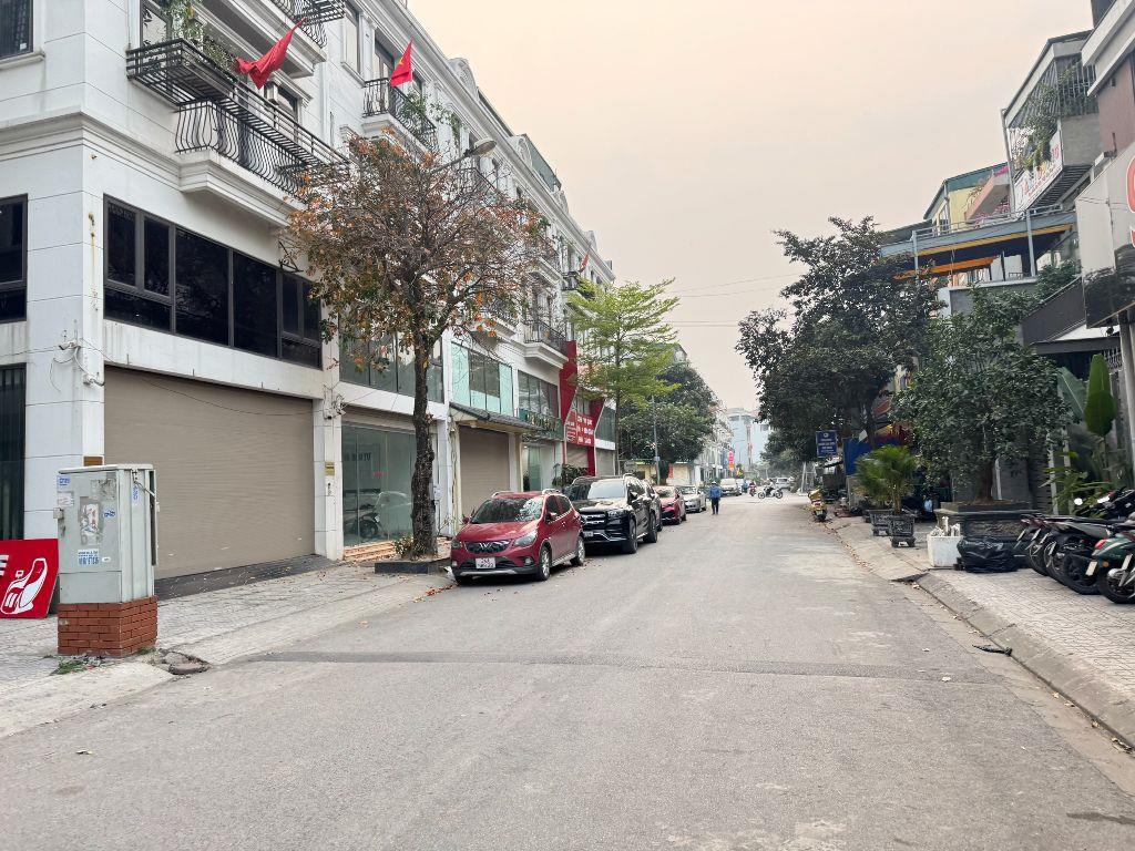 Cần bán gấp căn áp góc Shophouse Sông Hồng đường 13m tại trung tâm Trâu Qùy, Gia Lâm