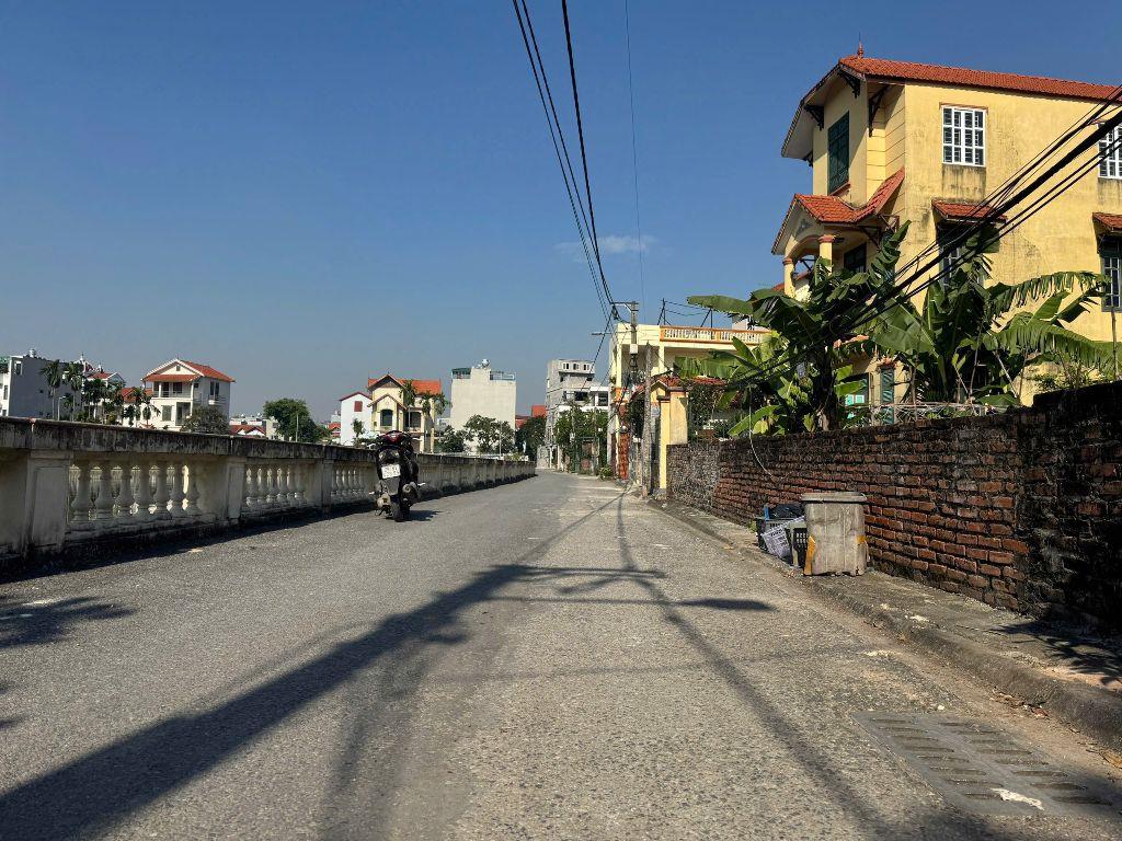 Chính chủ cần bán gấp mảnh đất thổ cư View hồ điều hòa tại trung tâm Đông Dư, Gia Lâm 