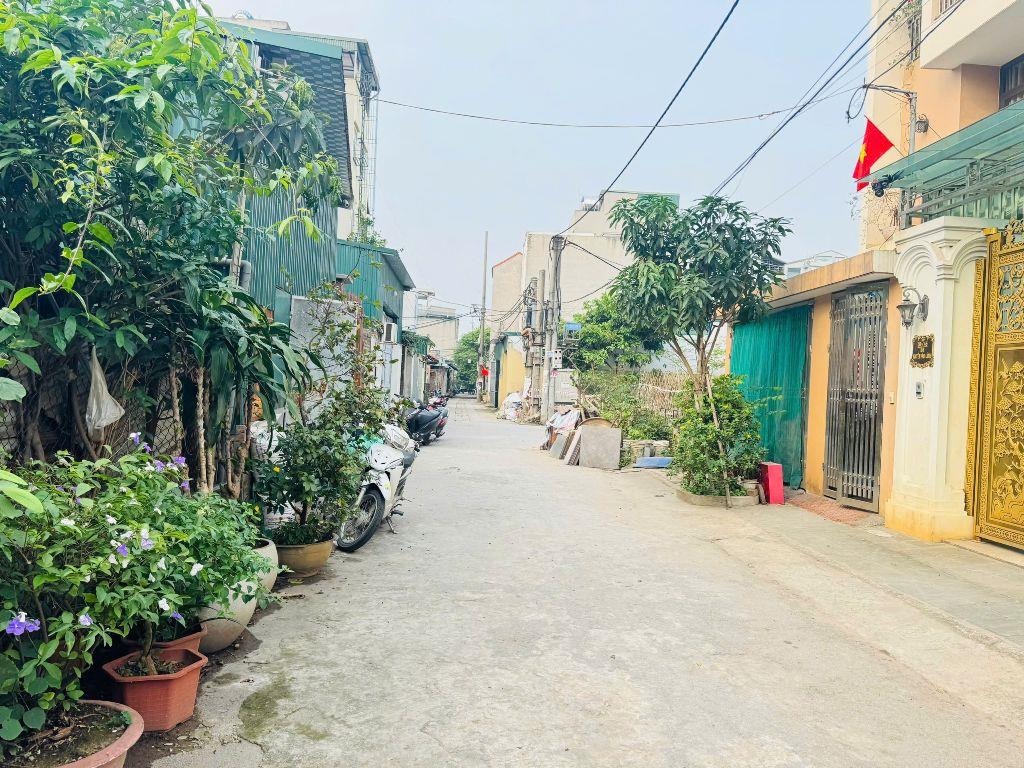 Chị gái cần tiền bán gấp lô đất đẹp nằm tại trung tâm khu đấu giá Đồng Phan, Thạch Bàn, Long Biên 