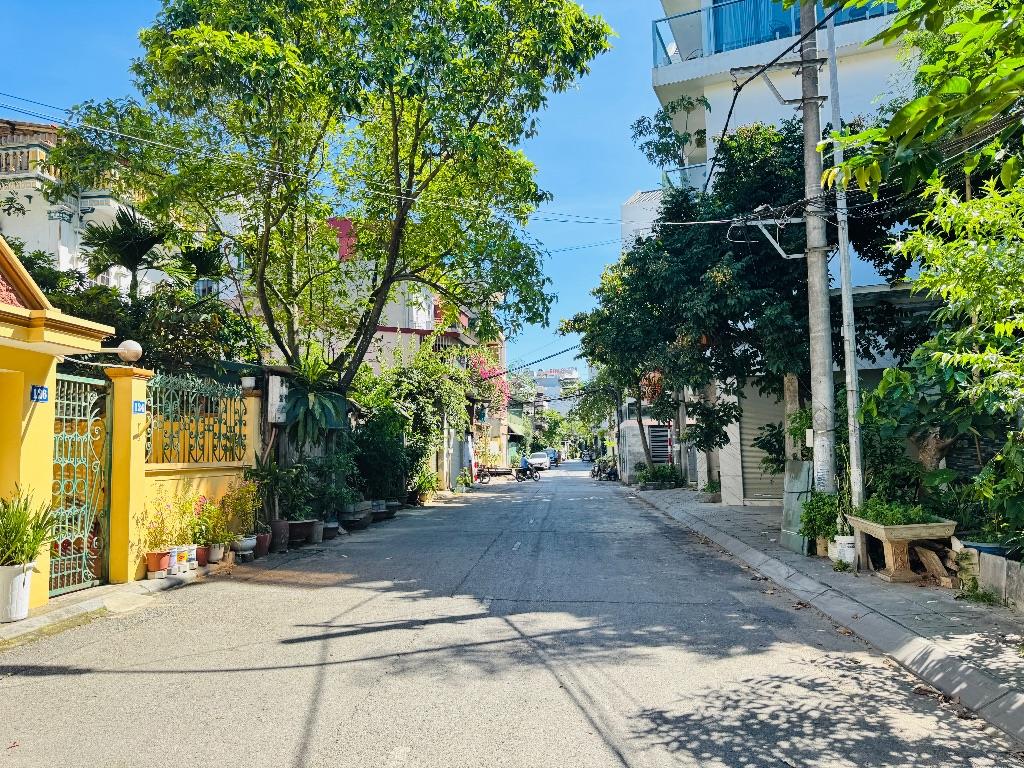 Chị gái cần tiền muốn bán gấp mảnh đất tặng căn nhà cấp 4 đang cho thuê tại tổ 22 Thượng Thanh, Long Biên 