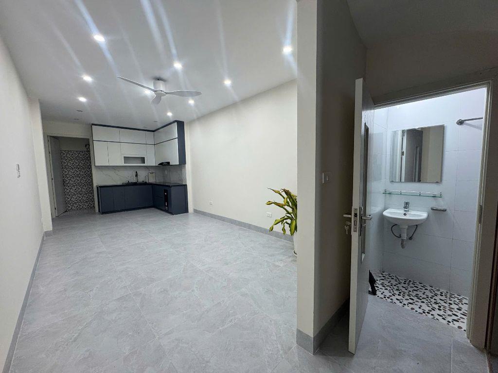 Gia chủ cần tiền bán gấp căn nhà xây mới 4 tầng thang máy đường ô tô gần chợ Diêm Gỗ, Đức Giang, Long Biên